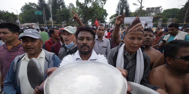 थाल ठटाउँदै काठमाडौँमा अर्धनग्न प्रदर्शन