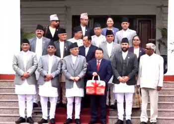 बजेटको ब्रिफकेस बोकेर मन्त्रालयबाट निस्किए अर्थमन्त्री