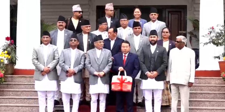 बजेटको ब्रिफकेस बोकेर मन्त्रालयबाट निस्किए अर्थमन्त्री