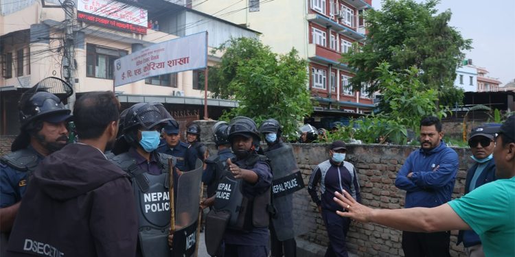 कोरिया शाखामा धर्ना दिन पुगेका युवामाथि लाठीचार्ज
