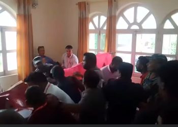 एमाले धनुषा अधिवेशन : नामावली प्रकाशनको विषयमा विवाद हुँदा कुर्सी हानाहान