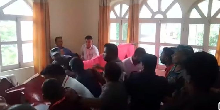 एमाले धनुषा अधिवेशन : नामावली प्रकाशनको विषयमा विवाद हुँदा कुर्सी हानाहान