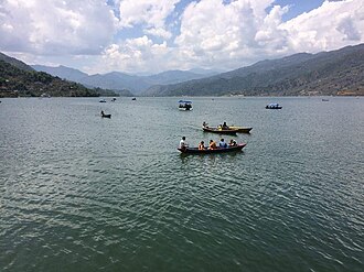 फेवा तालको बीचमा फसेको व्यक्ति अलपत्र, उद्धार हुँदै