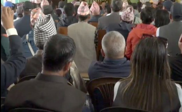 शिक्षक महासंघको विरुद्ध विद्यालय कर्मचारीको नाराबाजी