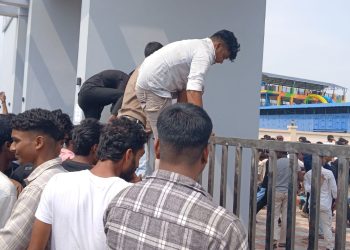 विद्यार्थीहरु द्धारा वाटरल्यान्ड पार्कमा तोडफोड, पाँच प्रहरी घाइते