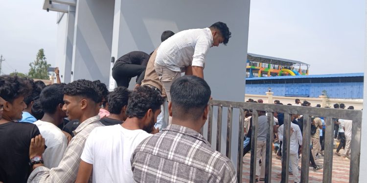 विद्यार्थीहरु द्धारा वाटरल्यान्ड पार्कमा तोडफोड, पाँच प्रहरी घाइते