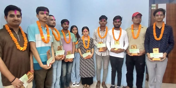 १० जना विद्यार्थीहरुलाई गरे संदीप युनिर्भसिटीले पुरस्कृत