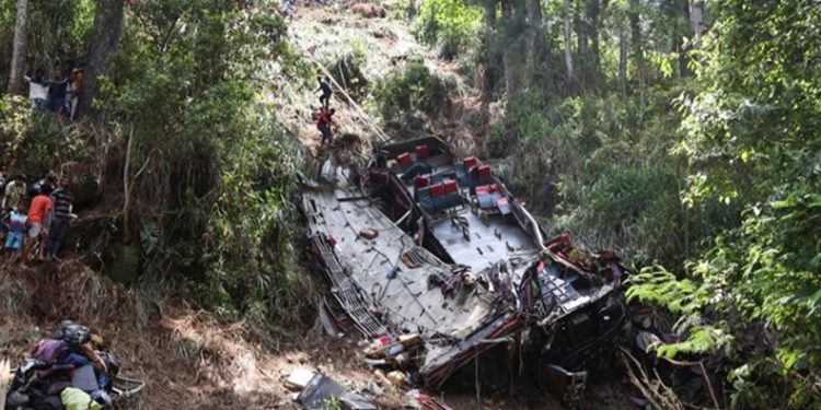 श्रीलंकामा बस दुर्घटनामा २१ जना मृत्यु, १४ जना घाइते