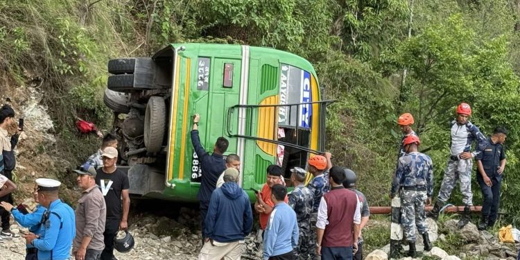 बस दुर्घटना हुँदा २० जना घाइते, ४ जनाको अवस्था गम्भीर