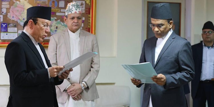 गभर्नर पौडेलले लिए शपथग्हण