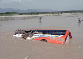 वर्षाको कारण जिल्लाहरुमा बाढी र पहिरो आउर्दै