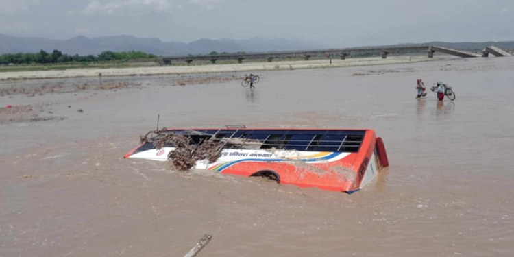 वर्षाको कारण जिल्लाहरुमा बाढी र पहिरो आउर्दै