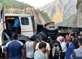 ट्रक पल्टिँदा मुग्लिन–नारायणगढ सडक पूर्णरुपमा बन्द