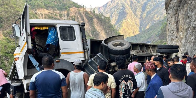 ट्रक पल्टिँदा मुग्लिन–नारायणगढ सडक पूर्णरुपमा बन्द