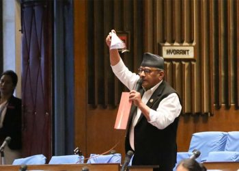 बैठकमा बजेट पुस्तिकालाई च्याते : सांसद थापा