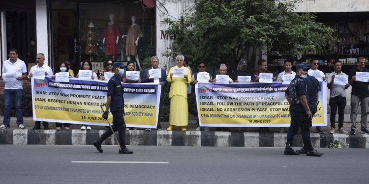 इजरायल र इरानबीचको युद्ध रोक्न मागको लागि काठमाडौंमा प्रदर्शन