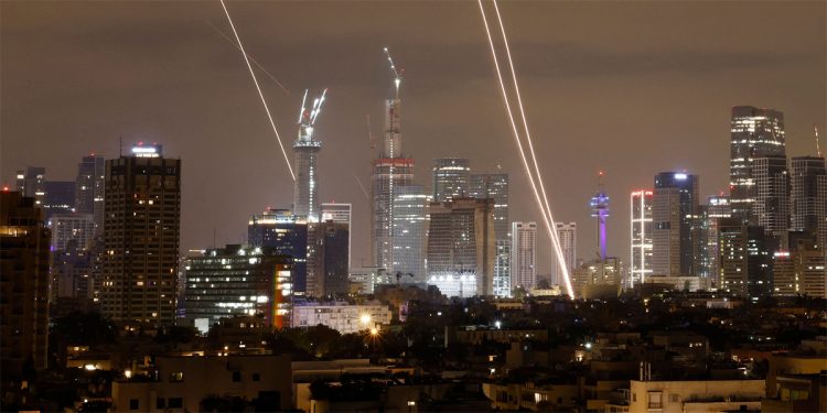 इजरायल र इरानमा को हो शक्तिशाली ?