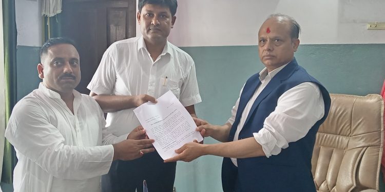 विश्वविद्यालयको मुल भवन निर्माणको लागि प्रधानमन्त्रीलाई ज्ञापन पत्र