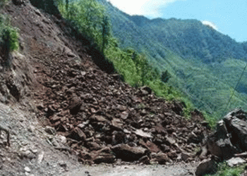 सिन्धुपाल्चोकमा पहिरोले पूर्णरुपमा बाटो बन्द