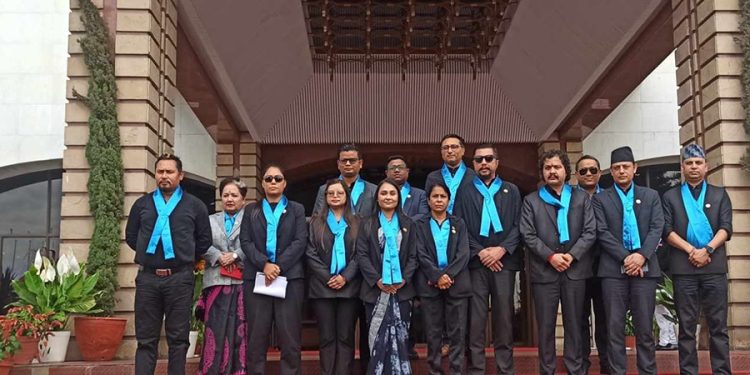नीलो रिबन र कालो लुगा लगाएर सदन पुगे रास्वपाका सांसद