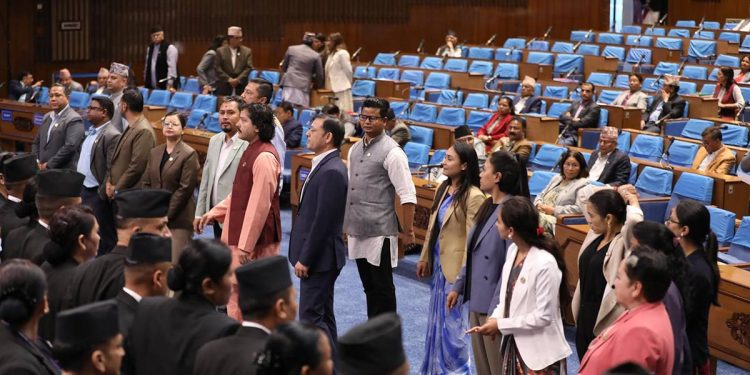 संसद बैठक : रास्वपाका सांसद वेल घेरामा