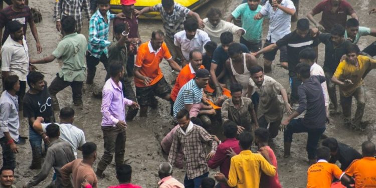 गुजरातमा भयानक दुर्घटना : हालसम्म ९ जनाको मृत्यु
