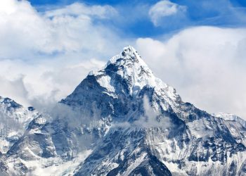 सगरमाथाबाट २५ बिरामीको हेलिकप्टर उद्धार