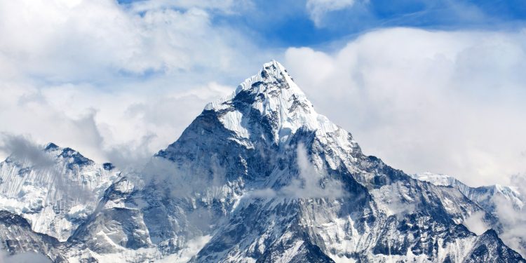 सगरमाथाबाट २५ बिरामीको हेलिकप्टर उद्धार