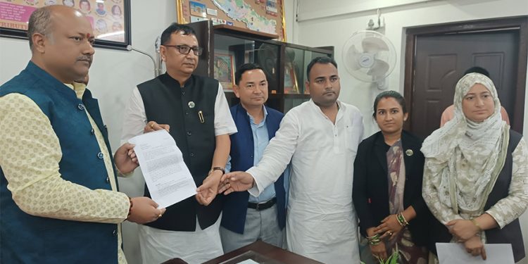 किसानलाई राहतको लागि मुख्यमन्त्रीलाई बुझाए ज्ञापन पत्र