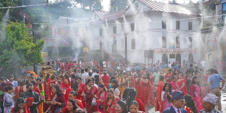 पशुपतिमा दर्शनार्थीलाई पानीको फोहोरा