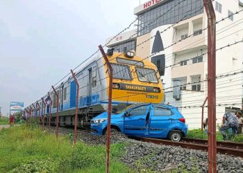 रेलवे लिक क्रस गर्ने क्रममा रेल र कार ठोक्किए