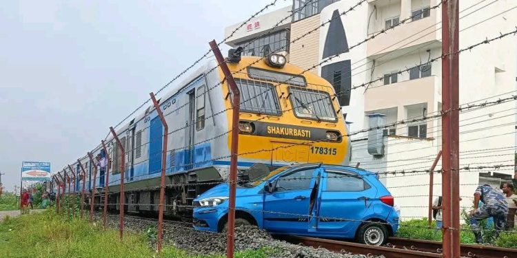 रेलवे लिक क्रस गर्ने क्रममा रेल र कार ठोक्किए