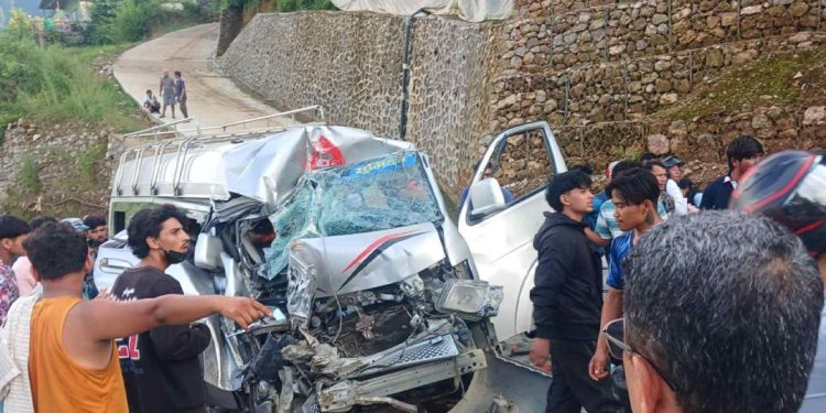 बस र माइक्रोबस ठोक्किएमा ११ जना घाइते