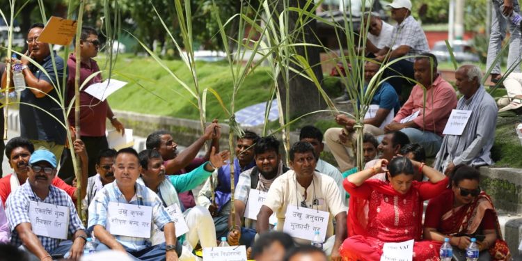उखु किसानको धर्नामा माइतीघर पुगे माधव नेपाल