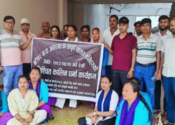 सहकर्मी कुटपिटविरुद्ध बटेश्वर गाउँपालिकाका स्वास्थ्यकर्मी धर्नामा बसे