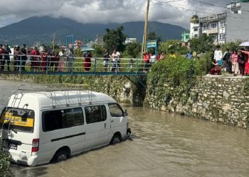 काठमाडौँको तारकेश्वर खोलामा माइक्रोबस खस्यो