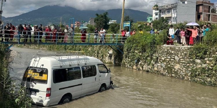 काठमाडौँको तारकेश्वर खोलामा माइक्रोबस खस्यो