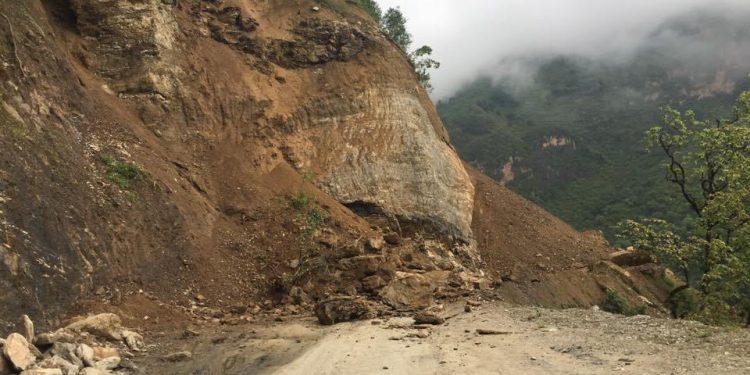 अवरुद्ध रहेको काठमाडौँ–मन्थली सडक एकतर्फी यातायात सञ्चालनमा