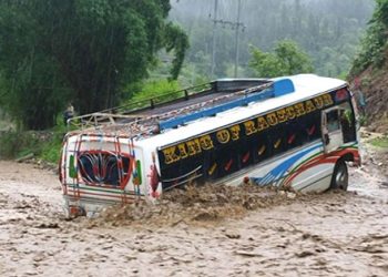 स्कुलको खाली बस बाढीमा फस्यो