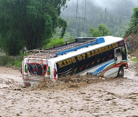 स्कुलको खाली बस बाढीमा फस्यो