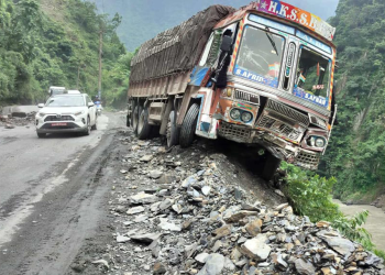 ट्रकमाथि ढुंगा खस्दा ३ जना घाइते