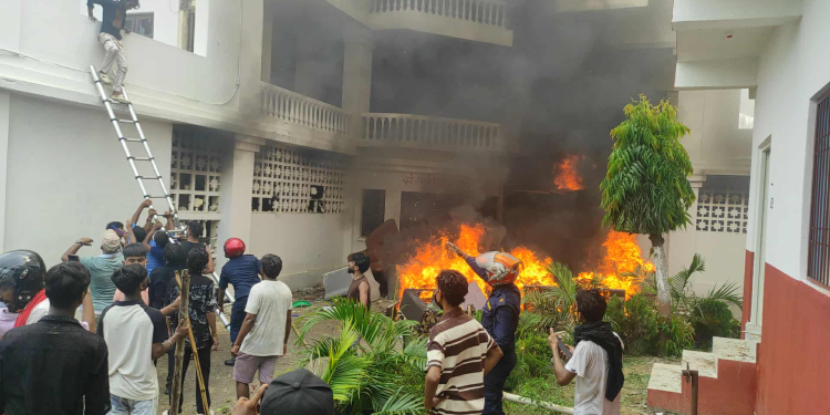 प्रचण्डको घरमा प्रदर्शनकारीले गरे आगजनी