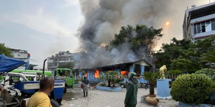 इटहरी उपमहानगरको कार्यालयमा जेनजीद्धारा आगजनी