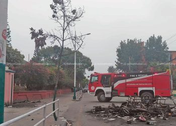 सर्वोच्च अदालतमा आगो महानगरपालिकाको दमकलले निभाउदैं