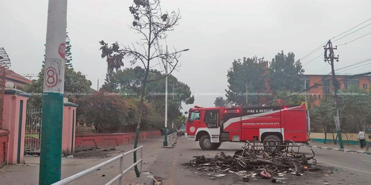 सर्वोच्च अदालतमा आगो महानगरपालिकाको दमकलले निभाउदैं