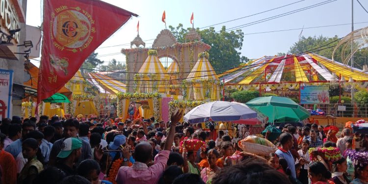 आज राजदेवी मन्दिरमा खोंइच भराई र प्रसादी चढाउनेको भिड (तस्वीरहरु)