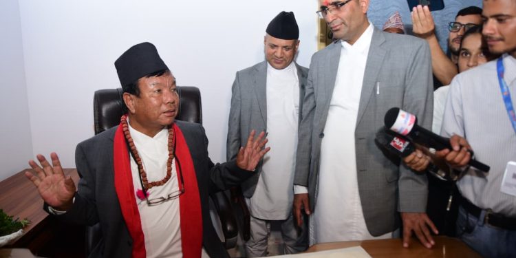 शिक्षकहरुको तलब निकासा गर्न शिक्षा मन्त्री पुनको निर्देशन