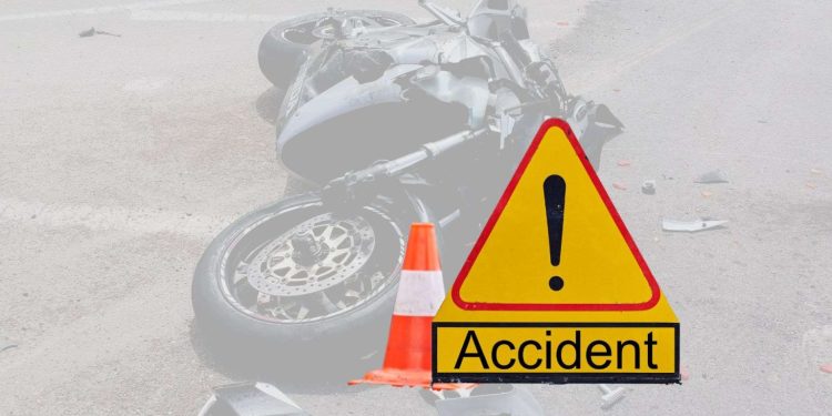 फलामको रेलिङमा मोटरसाइकलको ठक्करले तीन जना घाइते