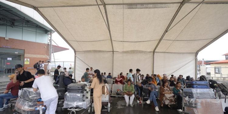 अन्तर्राष्ट्रिय विमानस्थलमा यात्रुहरुको भीड