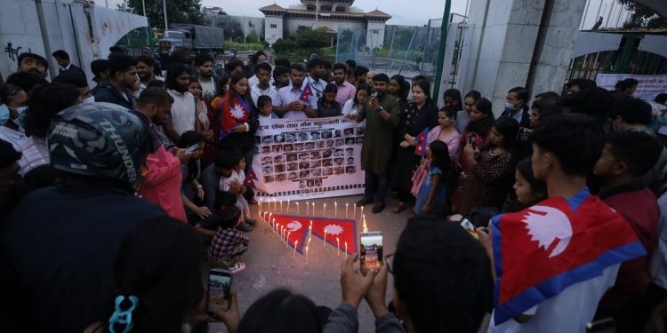 सहिदहरूको सम्झनामा संसद् भवन अगाडि दीप प्रज्वलन